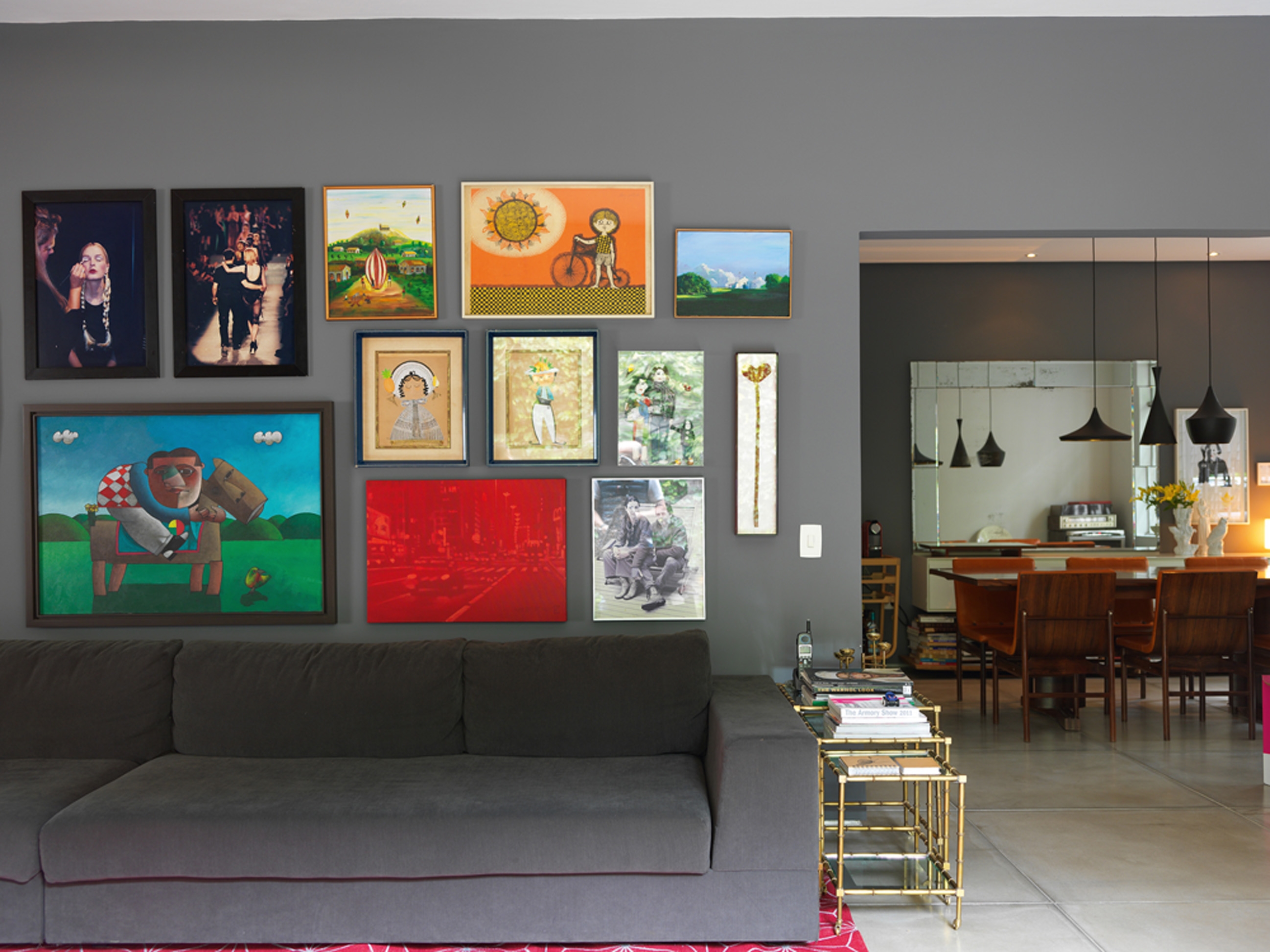 Arte colorida: O sofá Micasa e a mesa ninho do antiquário Juliana Benfatti. Dentre os muitos quadros destacam- se os óleos de Milton Mesquita e Inos Corradin