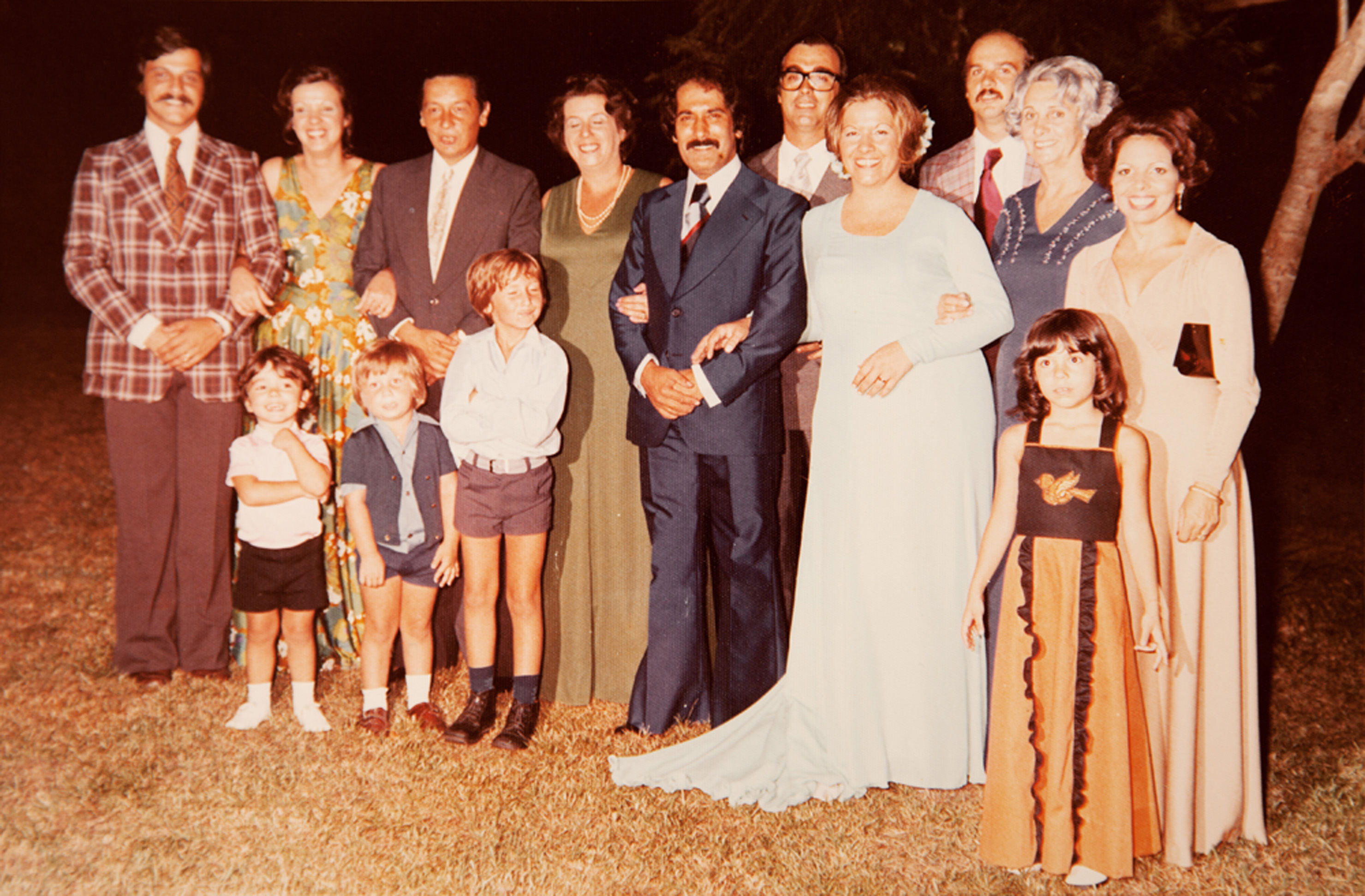 De vestido azul e sem véu na festa do primeiro casamento, com João Freire, pai de seus três filhos, em 1975