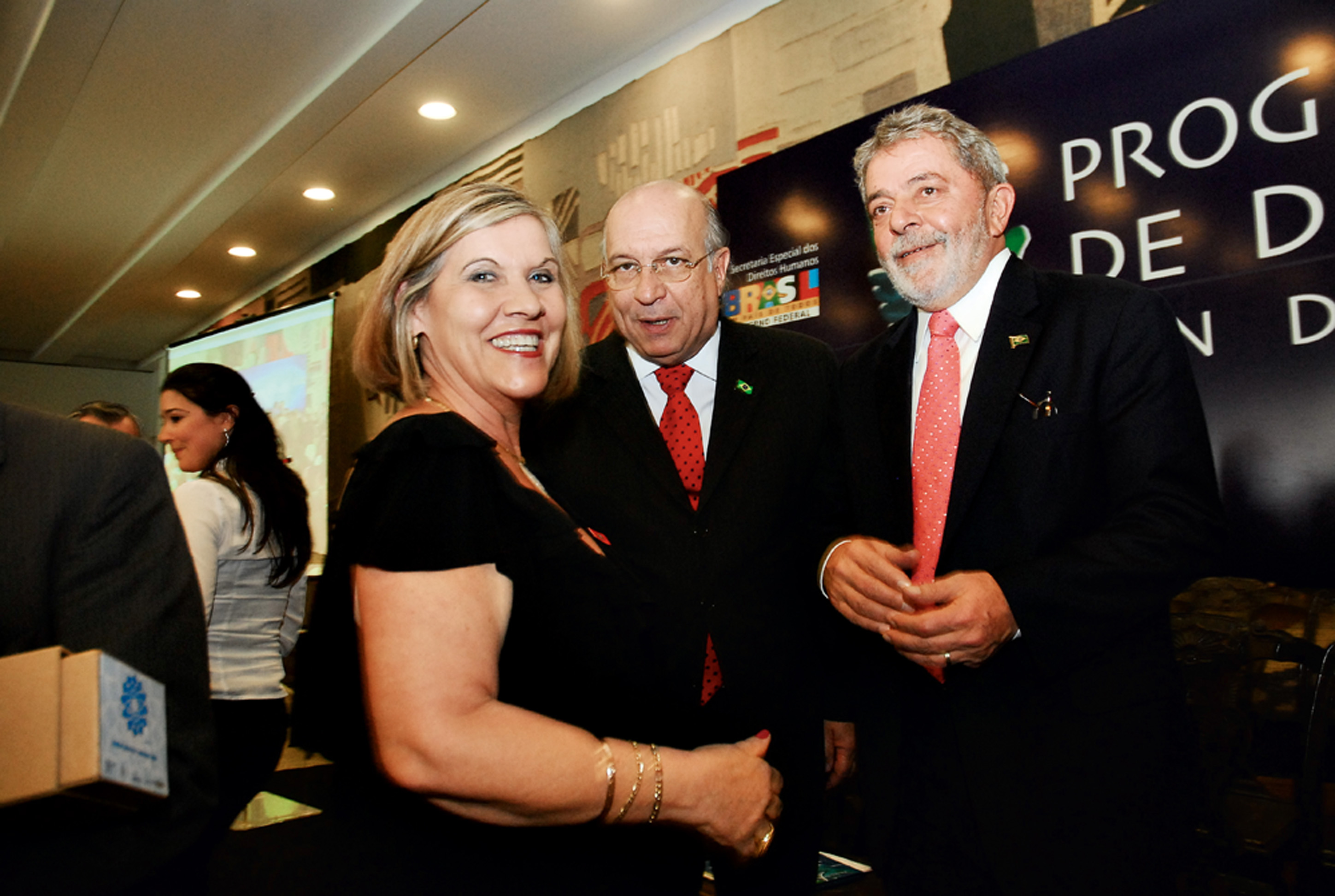 Em 2009, ao lado do então presidente Lula, de quem recebeu o Prêmio Direitos Humanos