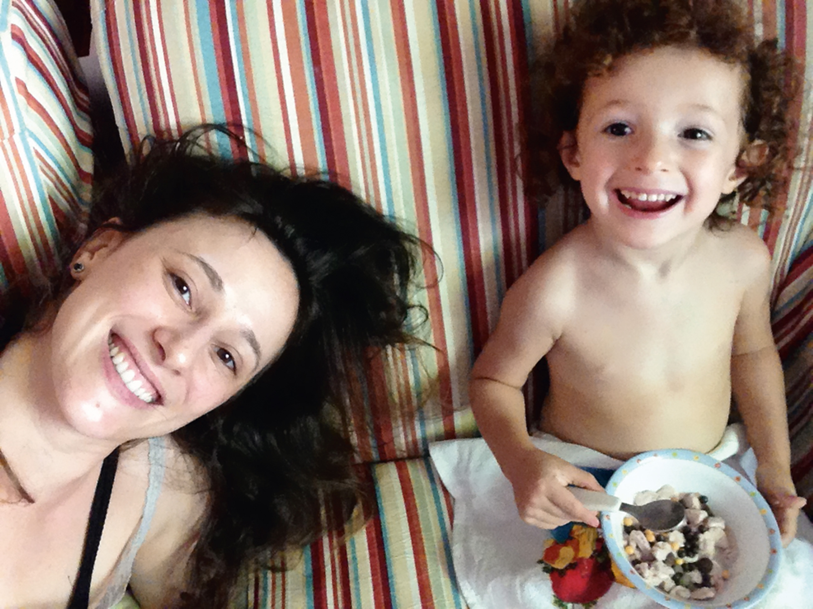 07:45 -  “Café com minha filha, Flora, de 2 anos, antes da escolinha. Não tem como acordar de mau humor!”