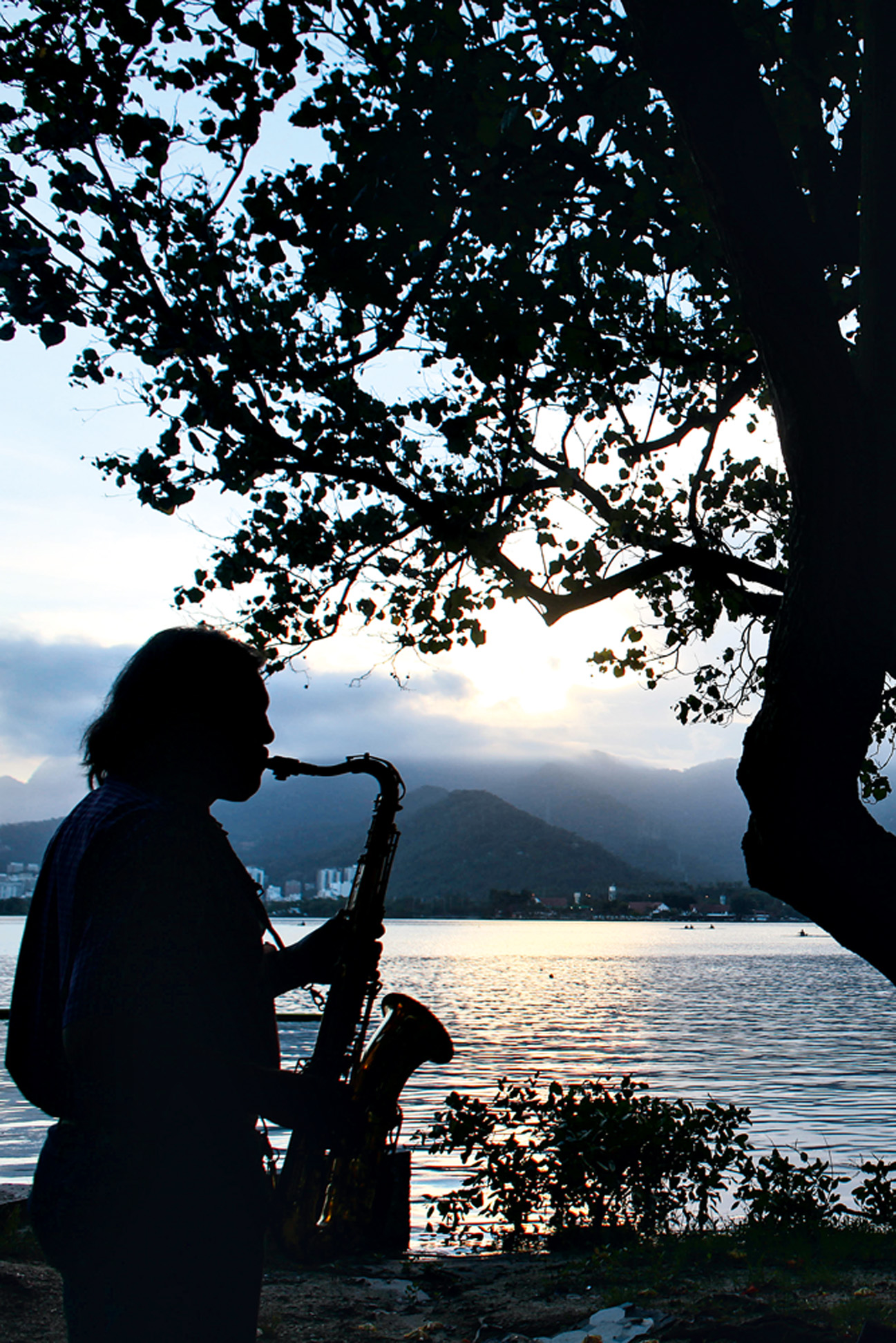 18:00 - “Fui tomar um coco na Lagoa e vi um saxofonista tocando. Coisas do Rio...”