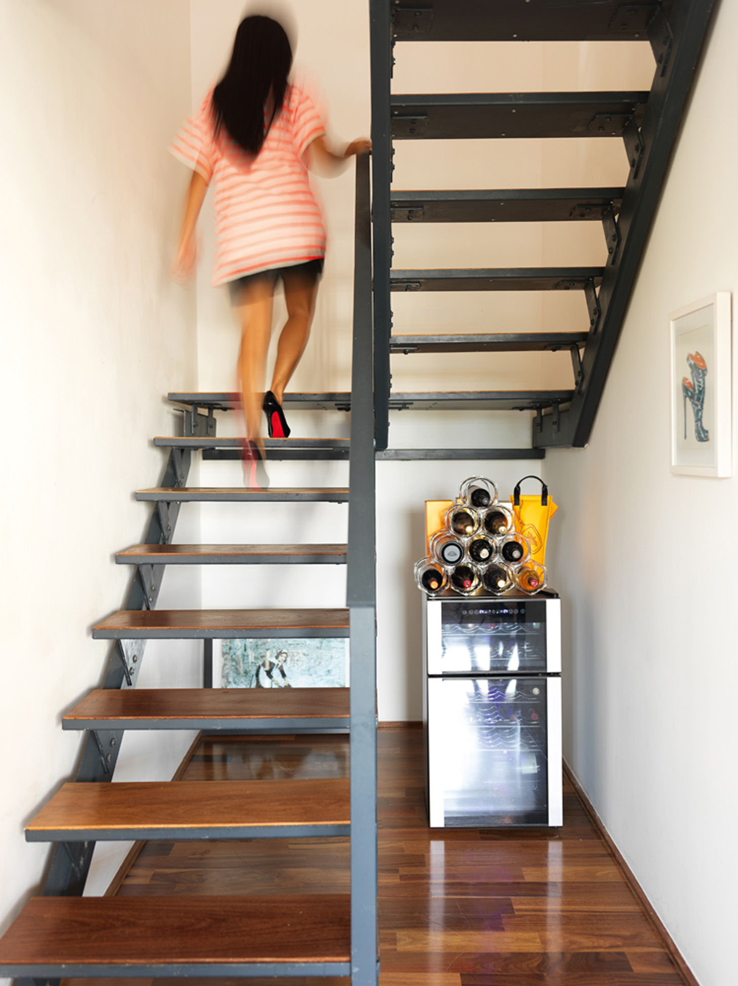 Original: A escada é do projeto original do apartamento e serve de adega do casal