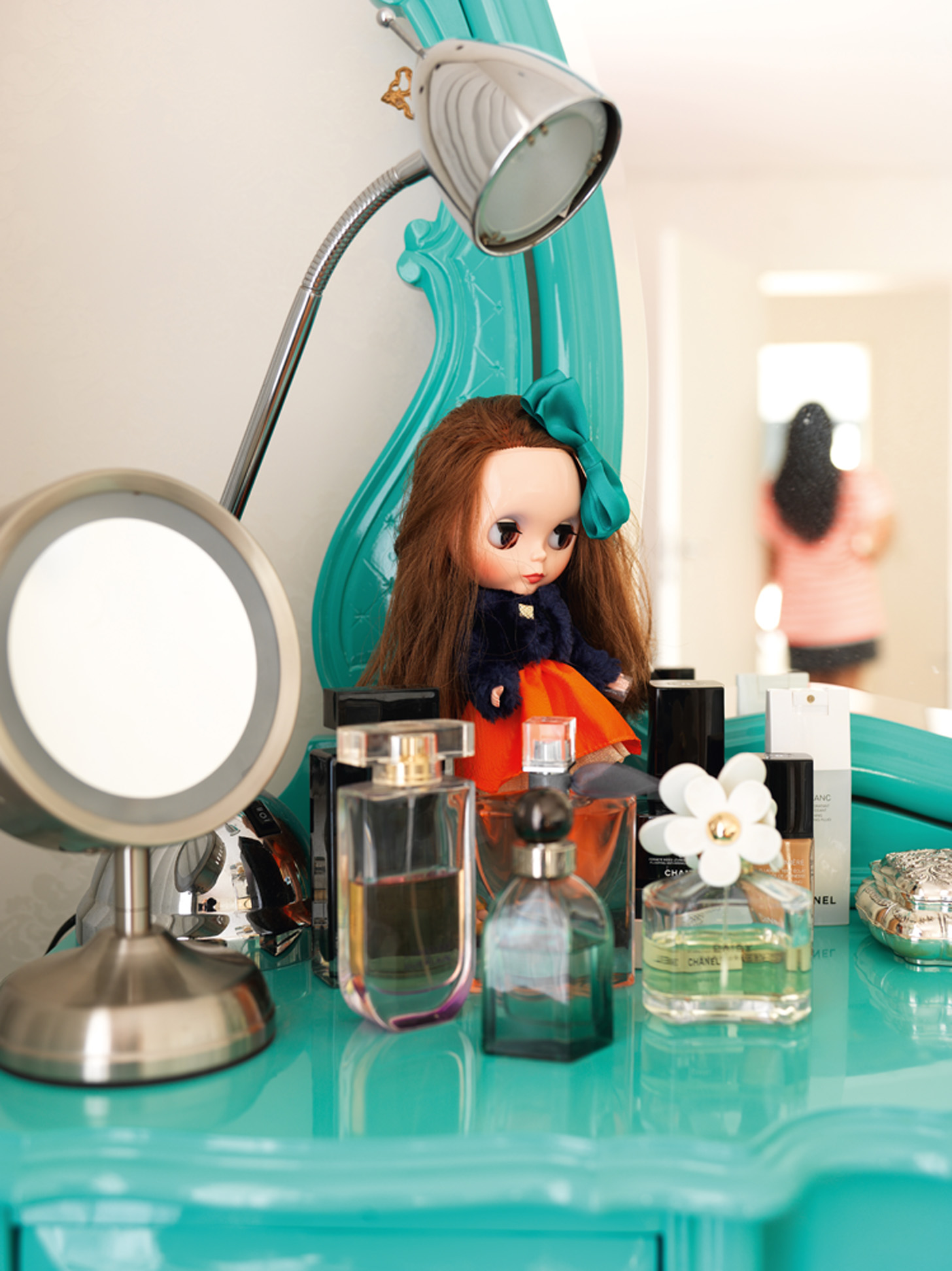 De boneca: Detalhe da penteadeira: a boneca Blythe acabou de chegar da última viagem de Camila ao Japão