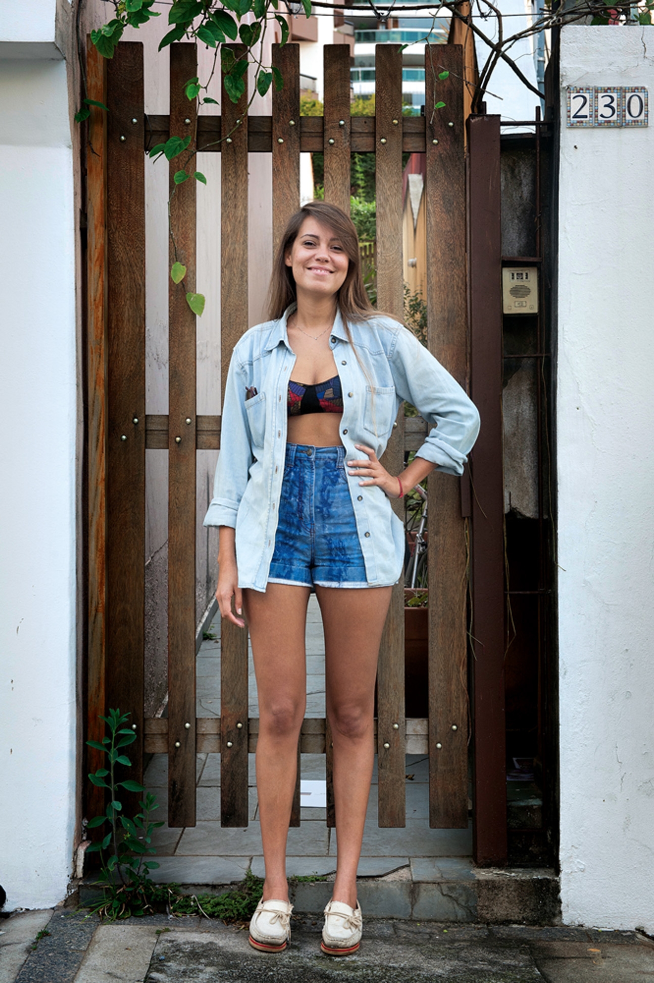 Terça-feira - 17h: “Passo o dia em casa com as amigas, tomando sol e drinques.”  Camisa Levi’s - Top Click Lingerie - Short American Apparel - Sapato Surface to Air