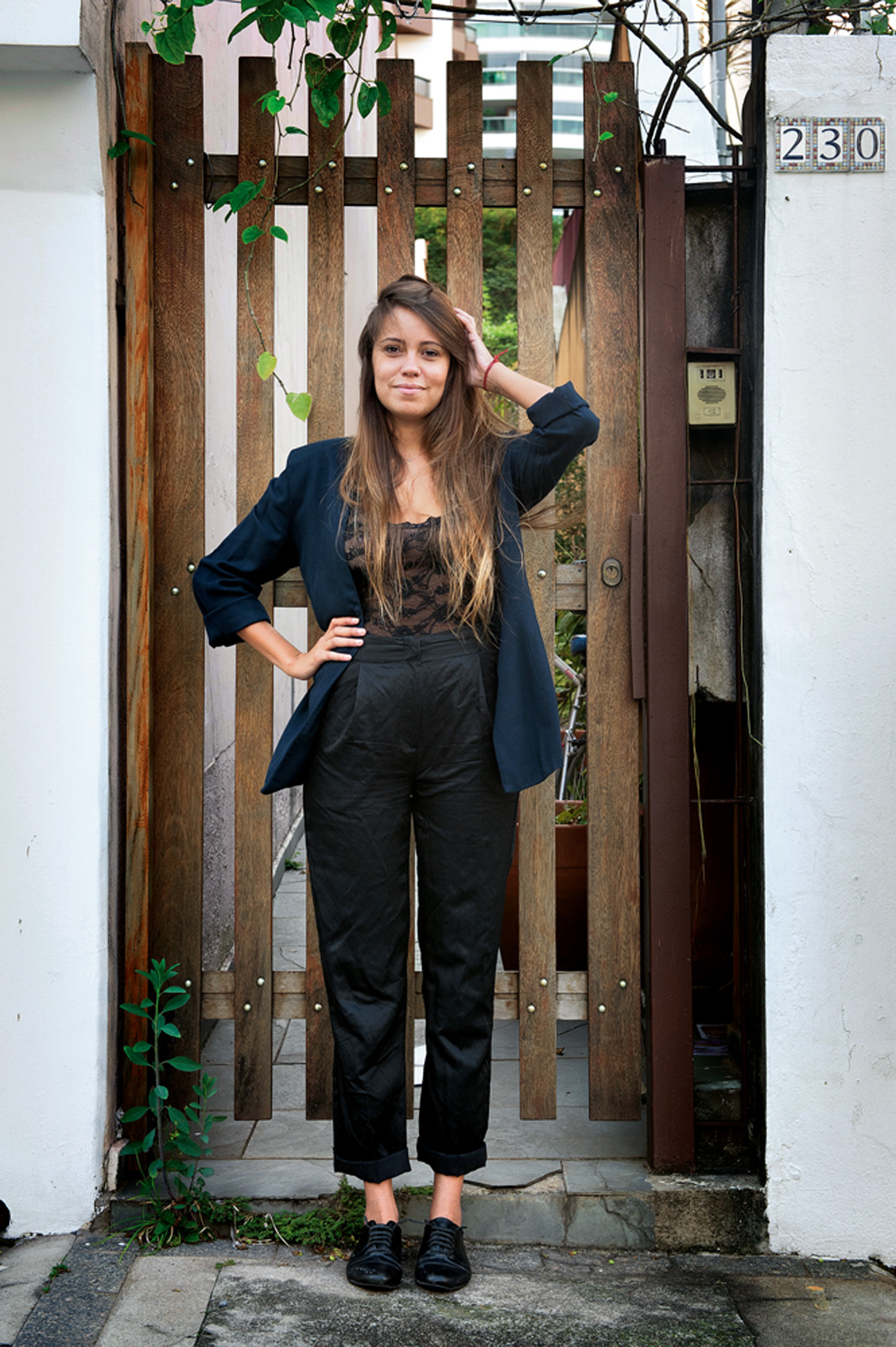 Quarta-feira - 10h: “Dia de reunião com editoras a respeito do meu projeto de resgate literário do escritor pré-modernista João de Minas.”  Blazer de brechó - Body Click Lingerie - Calça Surface to Air - Sapato Bruna Ribeiro