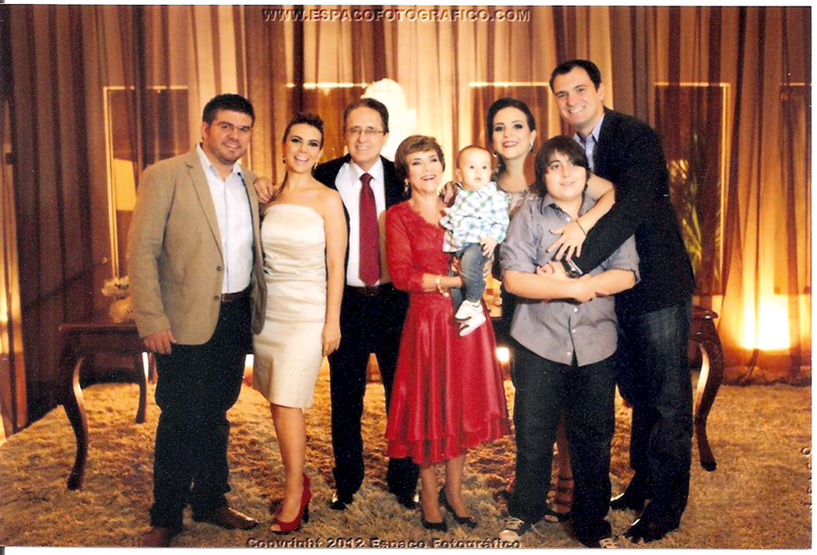 Com Aldo, as filhas, Lorena e Patrícia, genros e netos no aniversário de 60 anos, em 2012