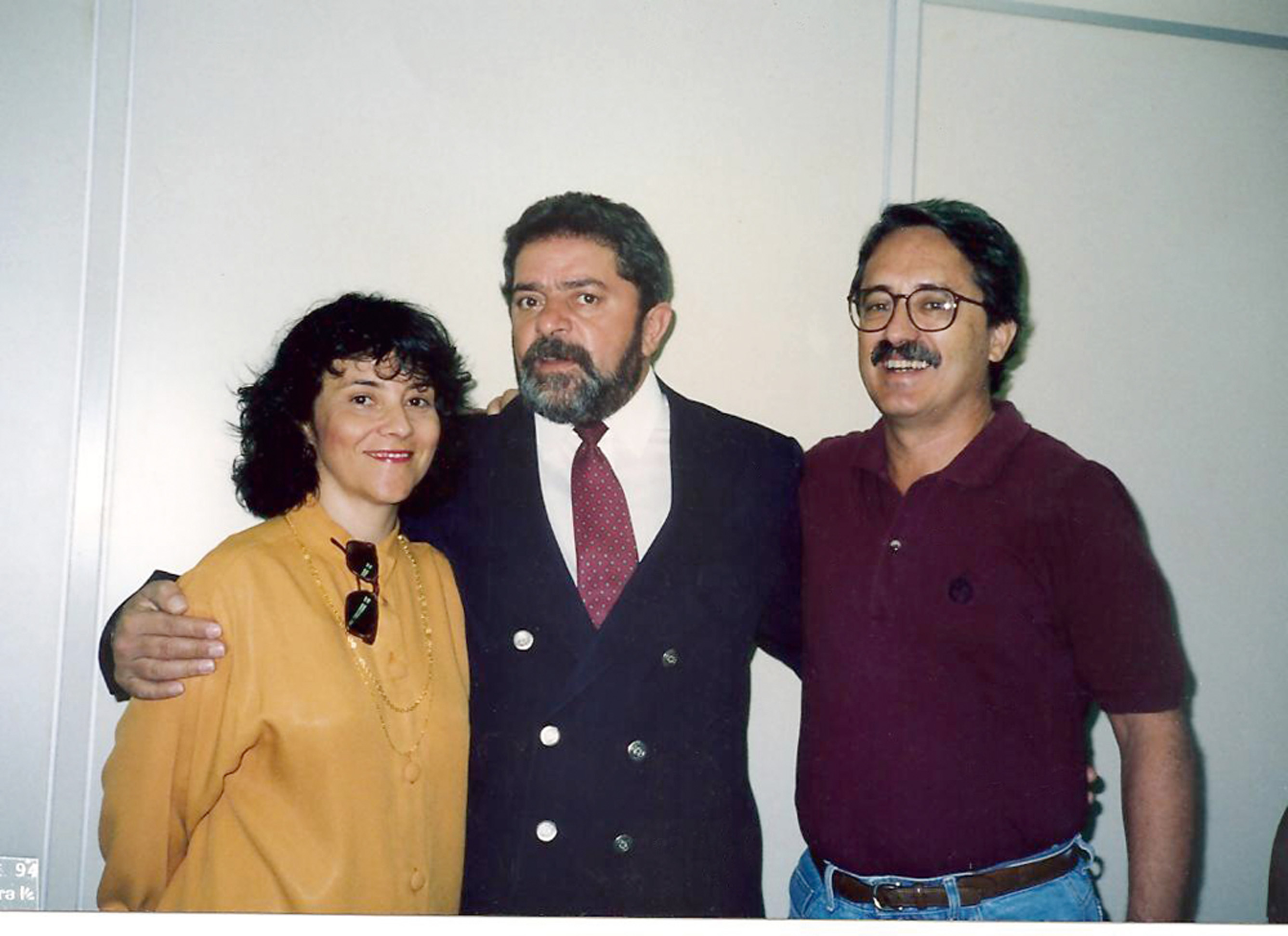 Em 1994, a ministra com o ex-presidente Lula e o esposo, Aldo Arantes, em Goiânia, eme vento político