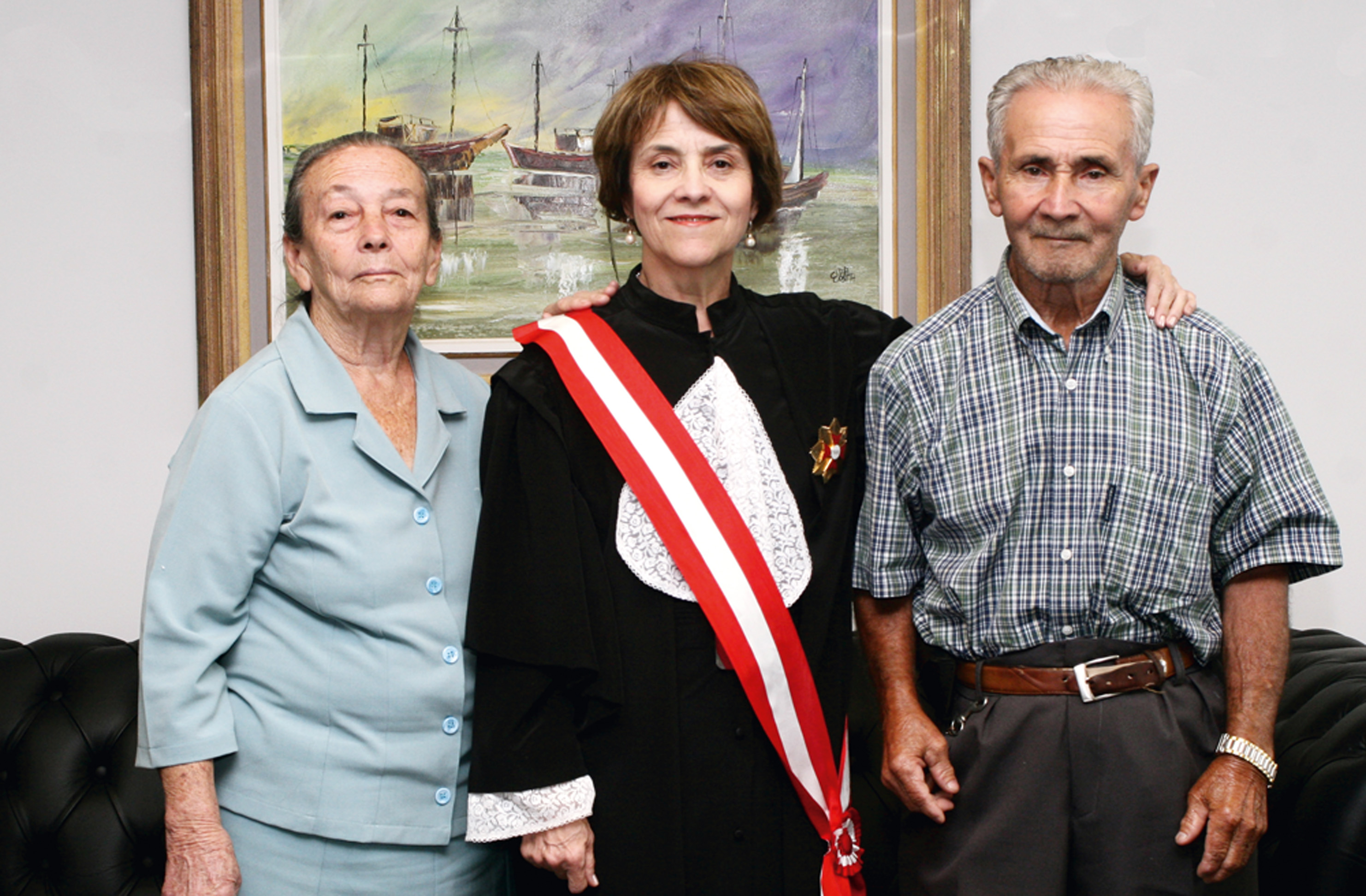 Delaíde com os pais, Maria Diogo e Waldivino, em seu gabinete do TST, quando se tornou ministra, em 2011.