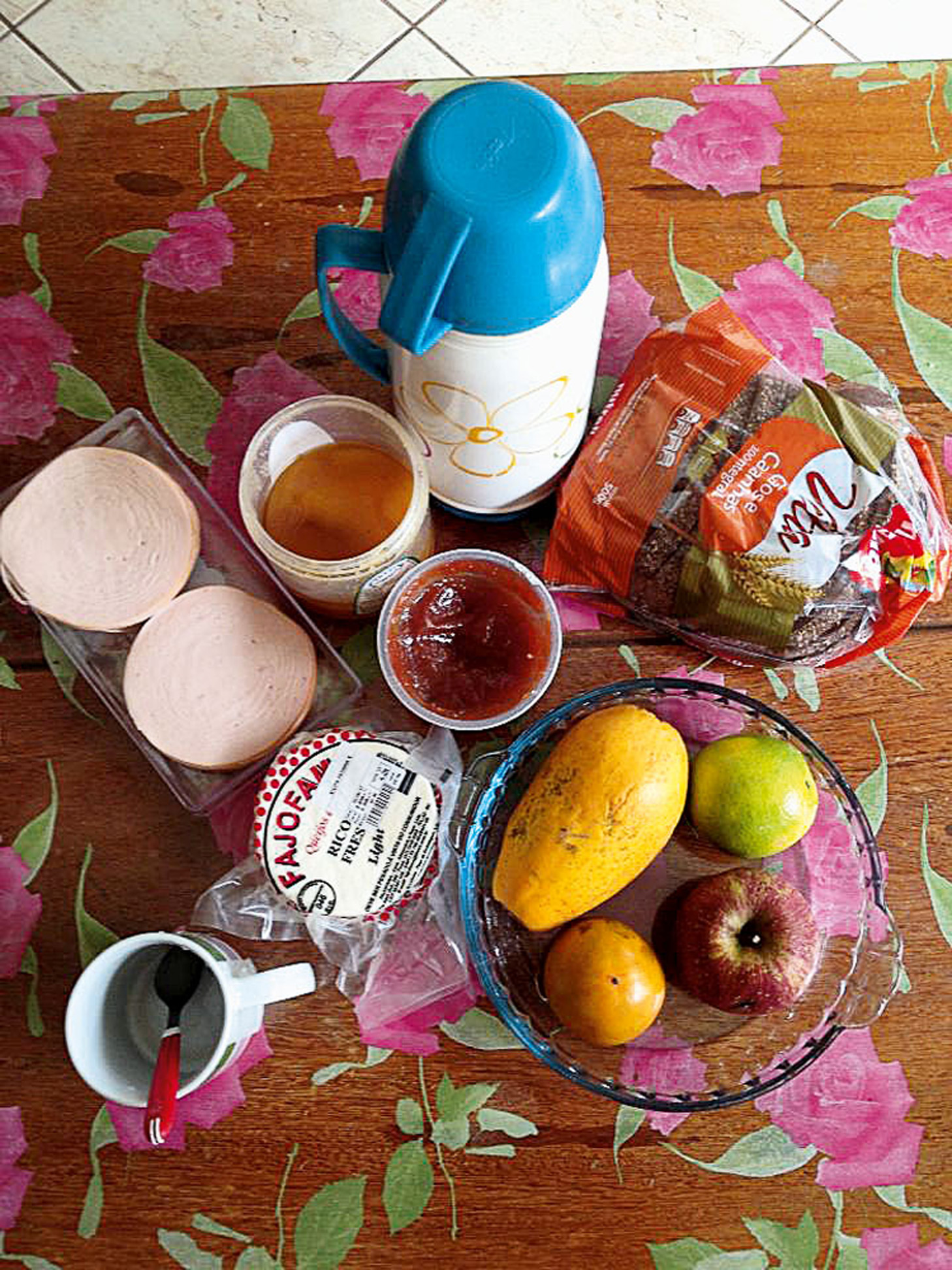 08:30 “No café da manhã: pão integral com queijo branco e geleia, frutas e café. 