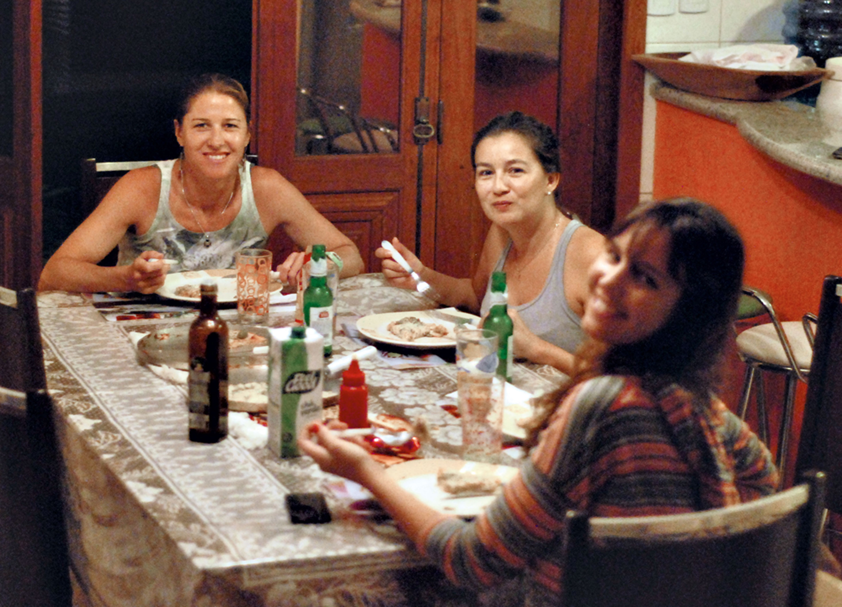 21:00 “Depois de um dia atarefado, minhas amigas vieram em casa e fizemos pizza. Ficou uma delícia!”