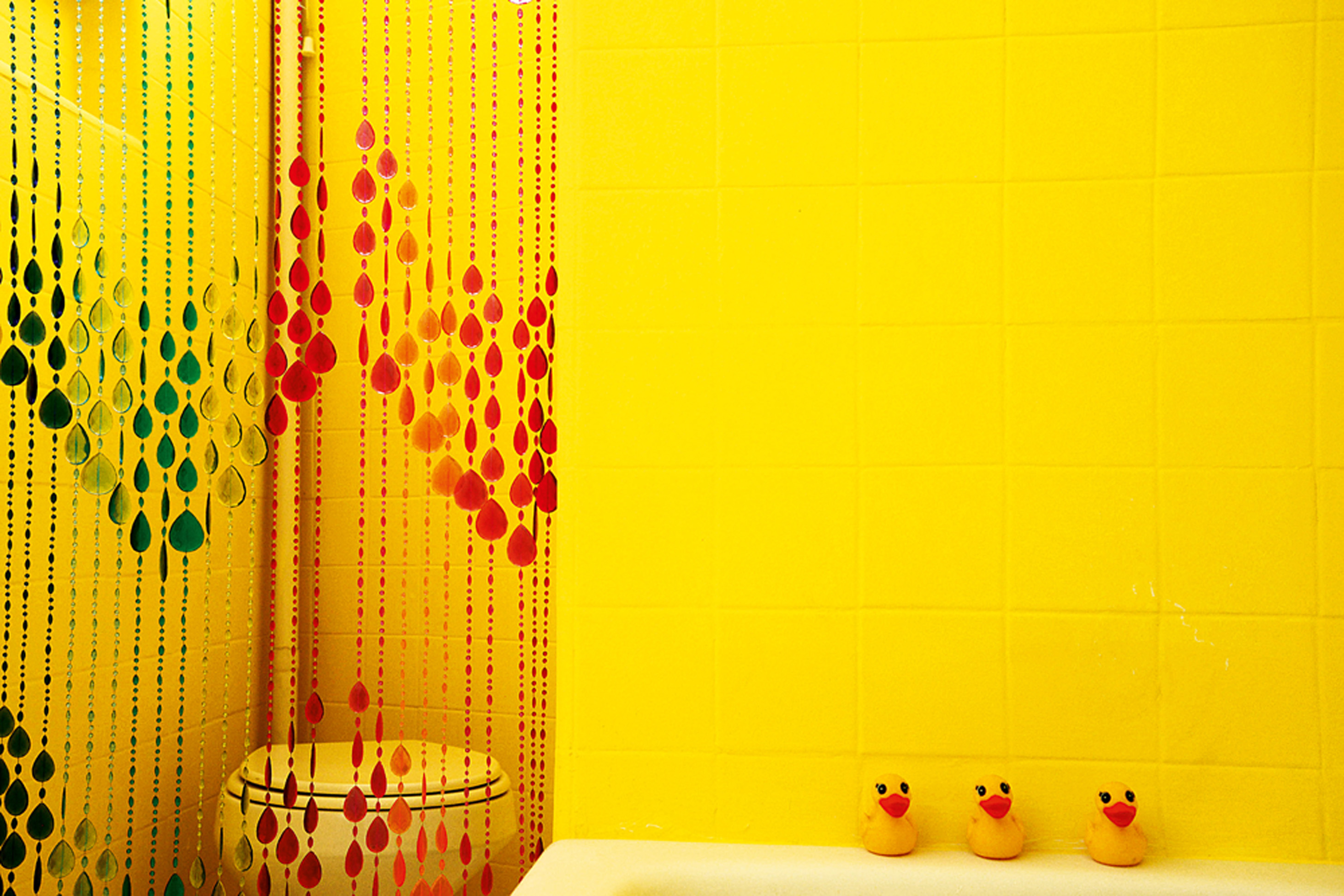 O amarelo forte no banheiro deu mais vida à casa
