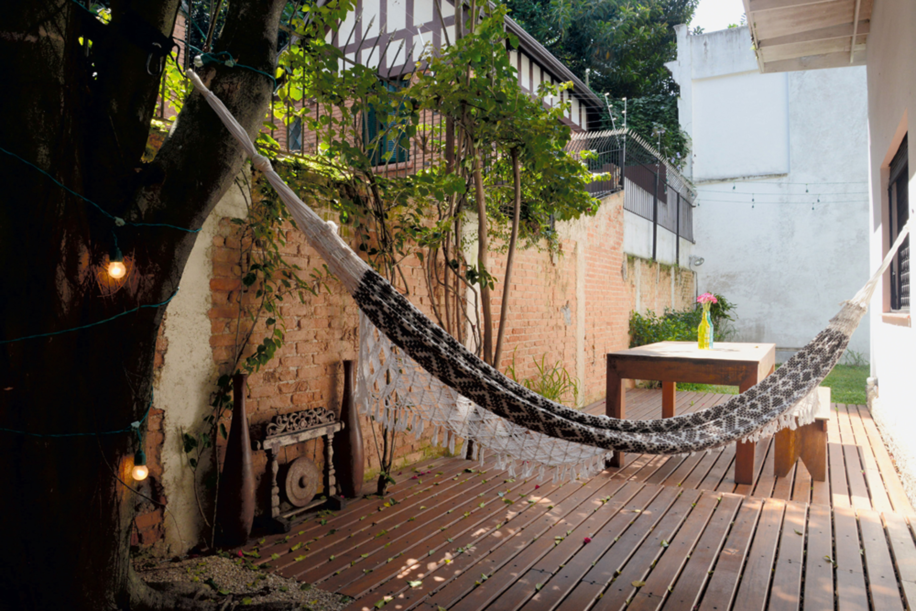 Para relaxar: Por ideia de um arquiteto amigo do casal, foi instalado um deck na lateral da casa, que acabou criando um cantinho a mais de convivência