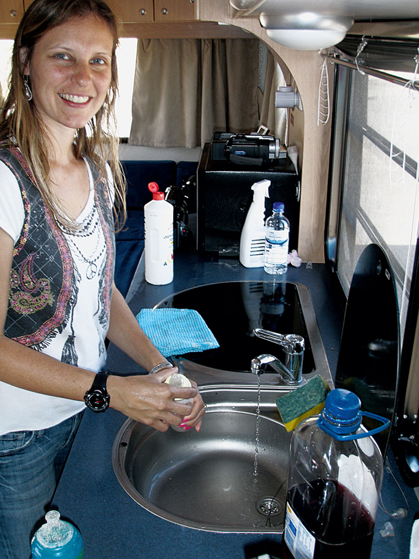 Fabiana lava louça no motor home