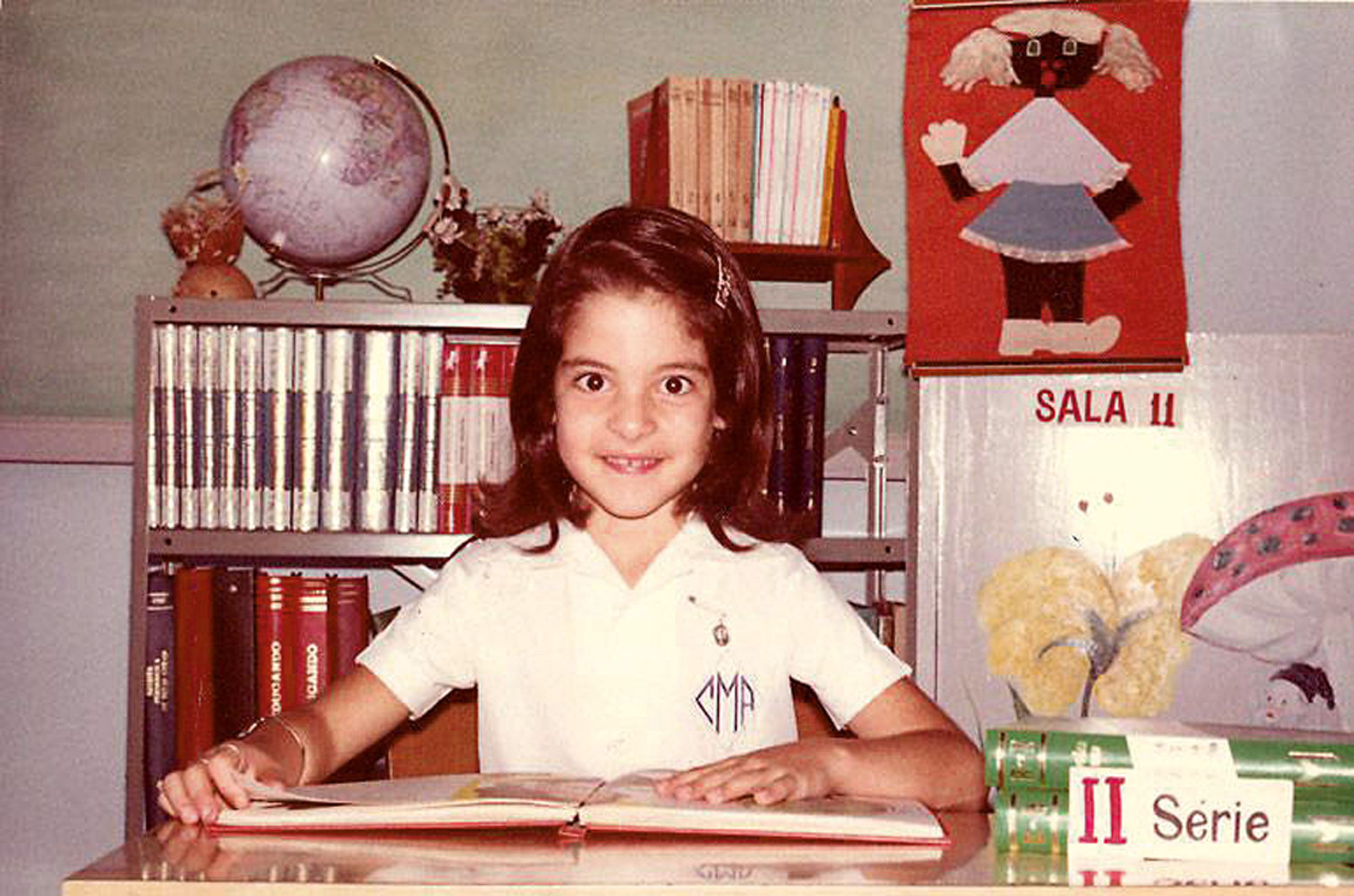 Aos 7, na antiga segunda série do primário no colégio Centro Educacional Maria Auxiliadora, em Brasília
