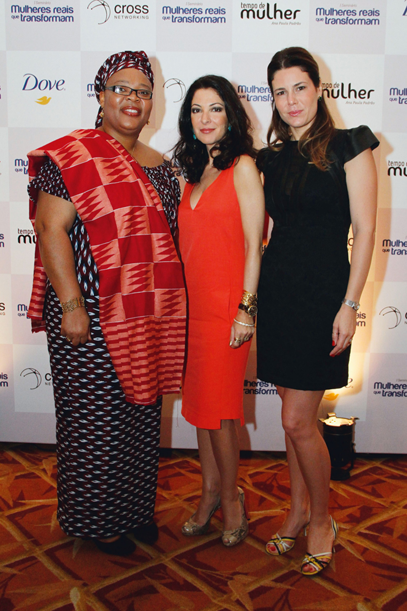 Entre a ativista liberiana Leymah Gbowee, Nobel da Paz de 2011, e a sua sócia do Tempo de Mulher, Tatianna Oliva, durante o evento Mulheres Reais que Transformam