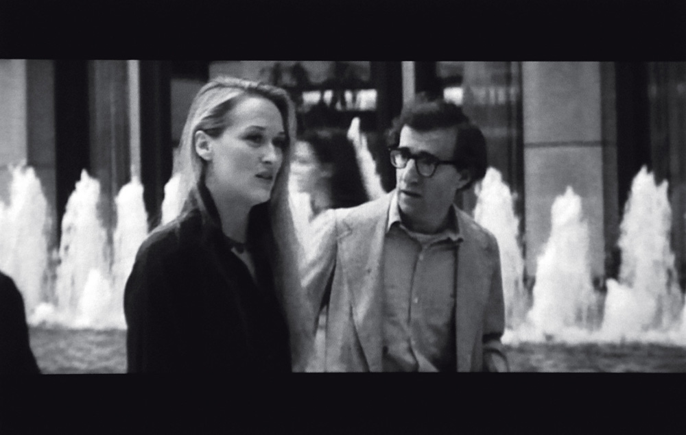Filme: Manhattan, Woody Allen (1979) - Briga: Isaac (Woody Allen) vs. Jill (Meryl Streep) - “É a cena em que ele briga com a [personagem da] Meryl quando descobre que ela está escrevendo um livro com detalhes da vida dele. Ele fica puto da vida e começa a argumentar com ela. Uma discussão engraçadíssima, clássica do Woody Allen e bem nonsense.”