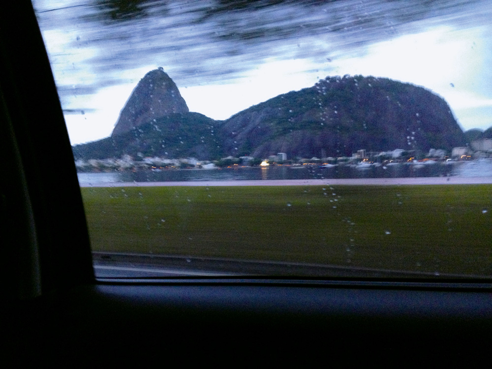 07:30 Vista linda do P]ao de Açúcar no caminho do aeroporto Santos Dumont