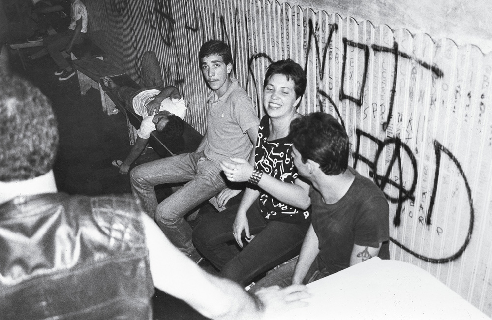 com os amigos Pizé (à esq.) e Denilson (à dir.) na balada Ácido Plástico em 1987