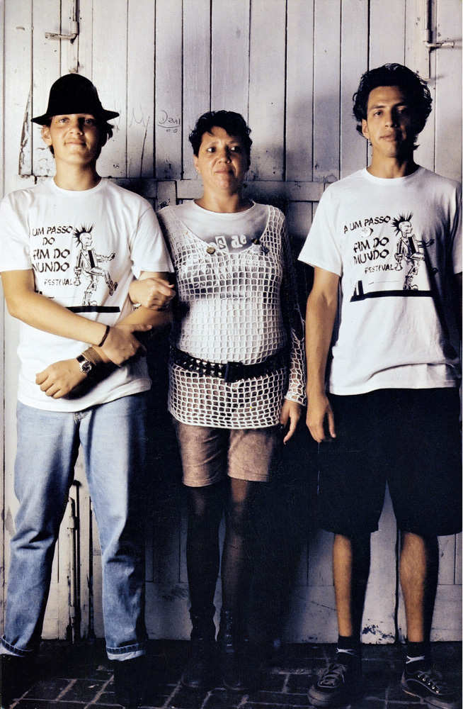Entre os filhos, Eric (à esq.) e Lery (à dir.), em 2001