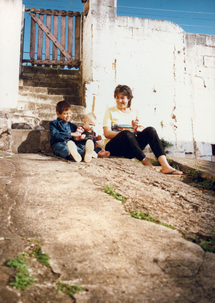 Acima, com os filhos em 1986, na casa onde moravam no bairro da Casa Verde;