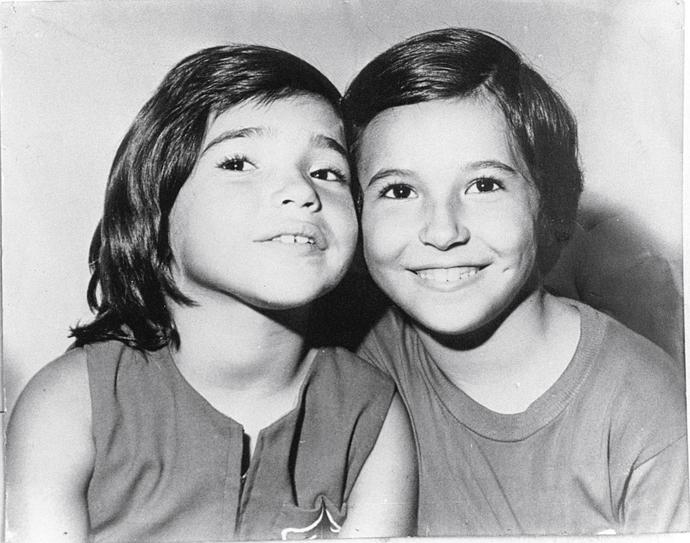 Daniela aos 6 anos, com a irmã Kitty