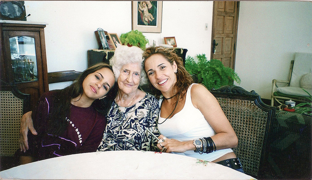 Com a filha Giovana e a avó Olga, em 2000