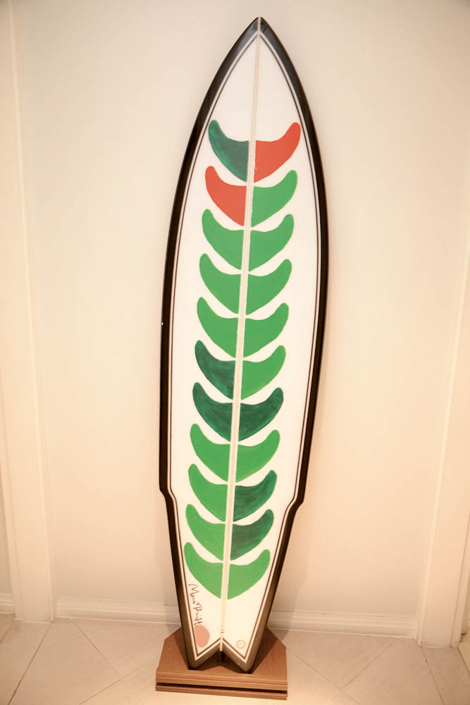 Aloha: A prancha, customizada pela artista dinamarquesa Mai-Britt Wolthers, fez parte de um leilão que a mãe de Guta organizou para arrecadar fundos para o esporte em Santos