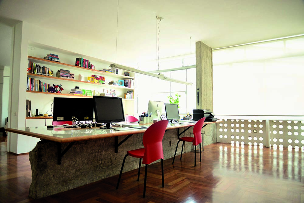 Concreto: A mesa do escritório, também do Sub Estúdio, reaproveitou a viga da construção original de Oscar Niemeyer e foi fabricada pela Fuks Marcenaria. As luminárias são da Reka