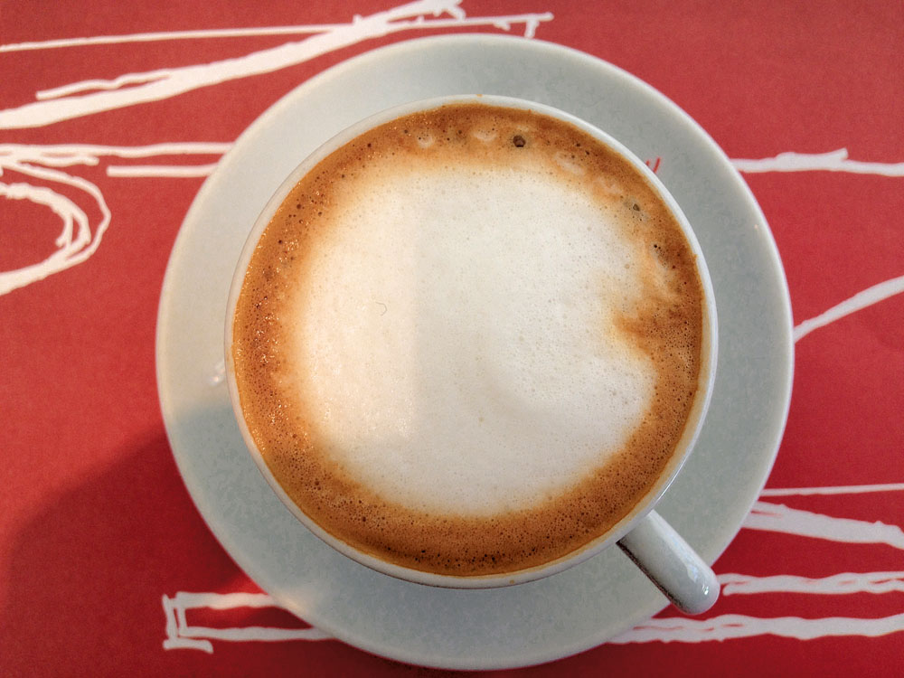 08:10 Café pra começar o dia alerta. Prepara, que hoje é o primeiro dia de férias do pequeno, de 6 anos!