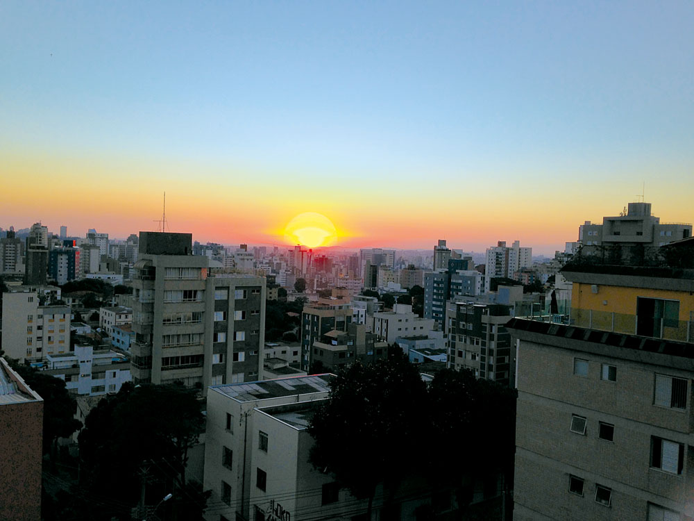 17:32 Da janela , o sol se põe e crio os textos pra minhas colunas nas rádios BandNews e Nova Tambaú.