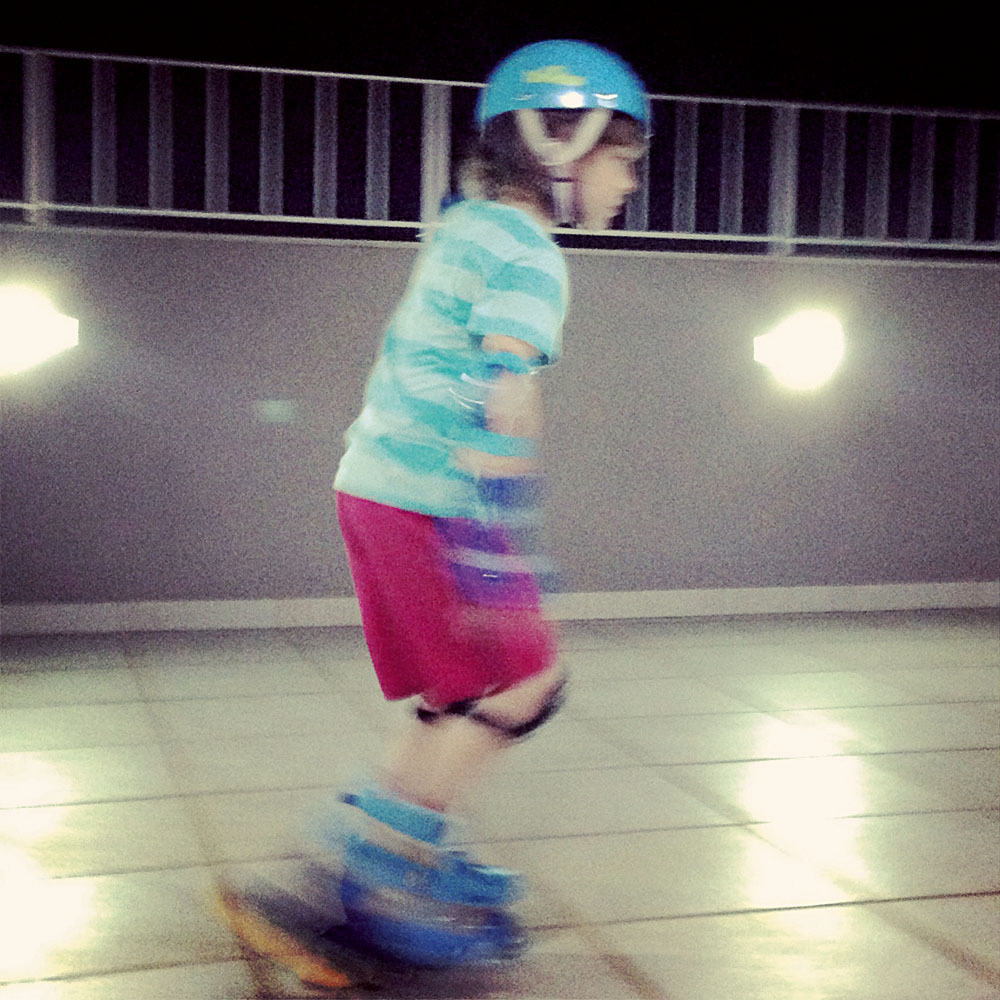 18:40  Francisco ganhou um par de patins e é hora de treinar no terraço. Segura, coração de mãe!