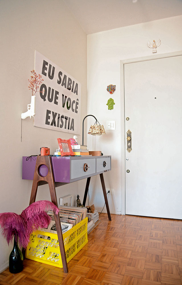 Boas-vindas: No hall de entrada, quadro produzido e presenteado pelo amigo fotógrafo Felipe Morozini e móvel roxo da Desmobília
