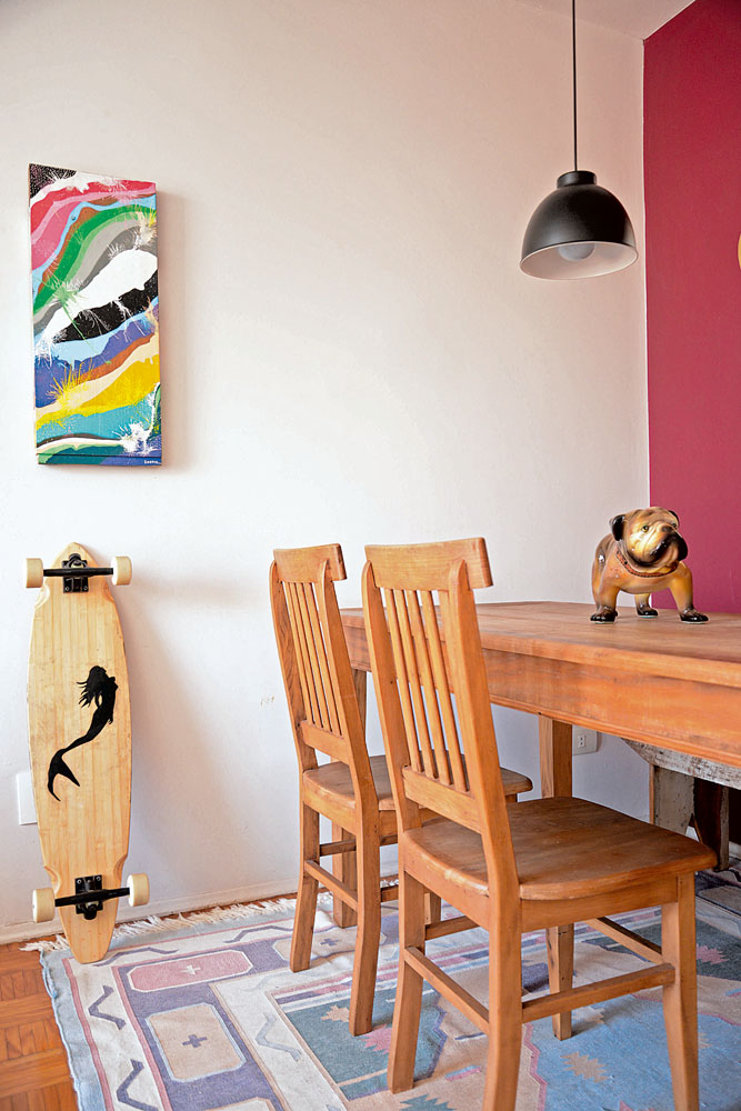 Jantar: Combinando coma  mesa rústica, um cachorro de cerâmica e o skate que usa toda semana. Ambos foram presentes do namorado