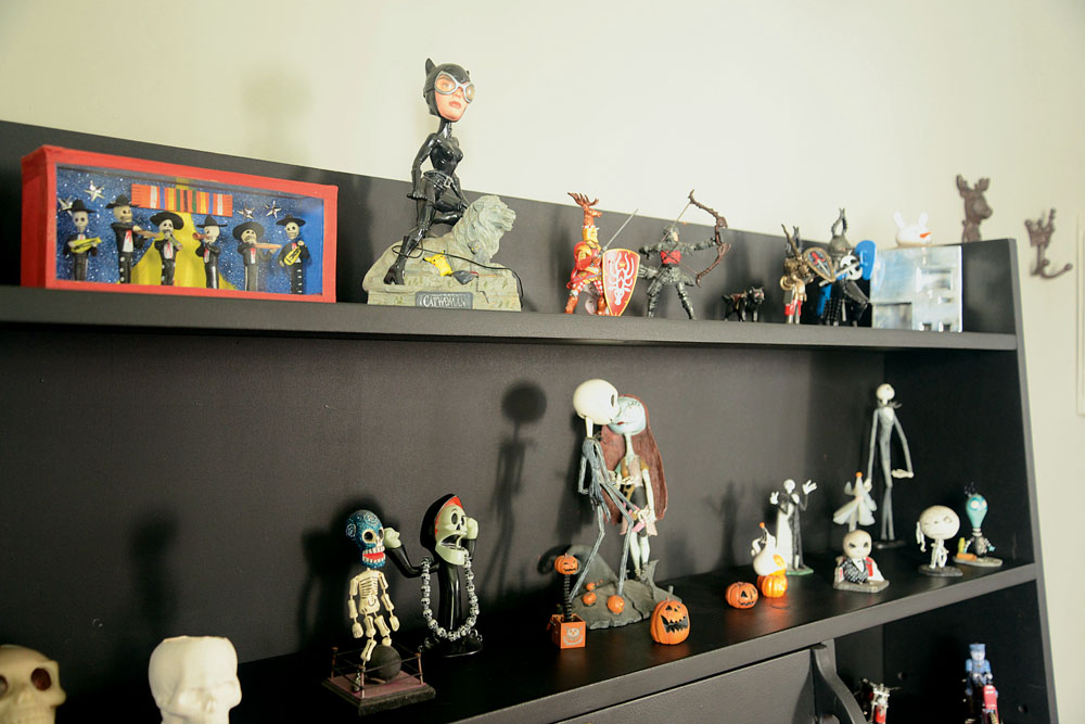 Coleção: Dezenas de action figures e bonecos variados dão tom divertido à decoração das estantes pela casa