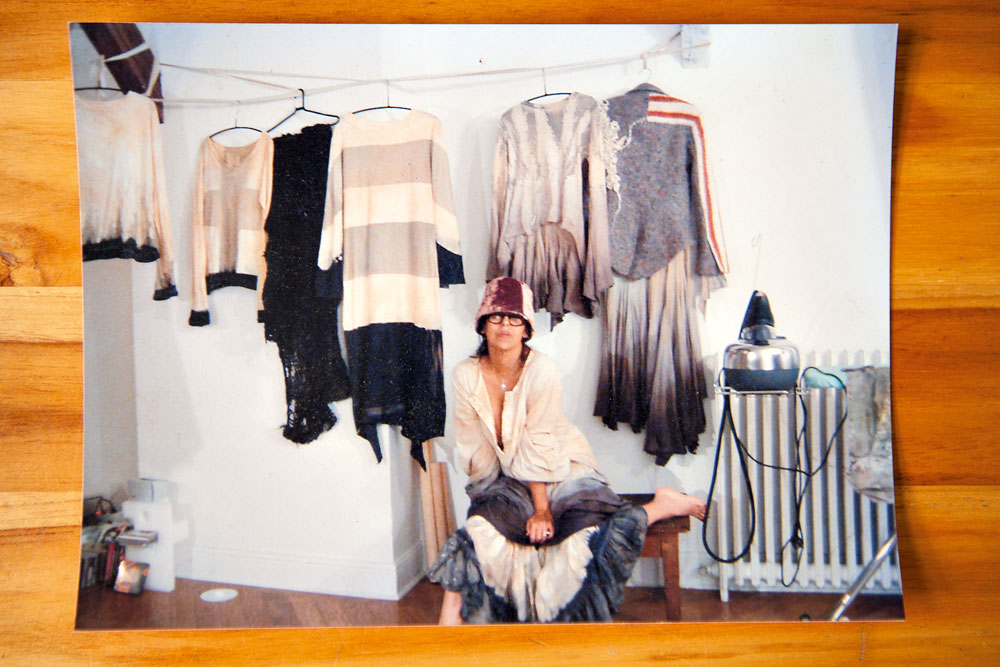 No apartamento de Paris ainda vazio, organizando a segunda coleção, em 2006