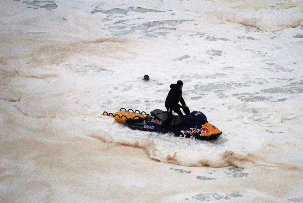 Cenas de um resgate: Carlos Burle arrasta Maya pelo mar antes de pular do jet sky, arrastá-la para a areia e ressuscitá-la