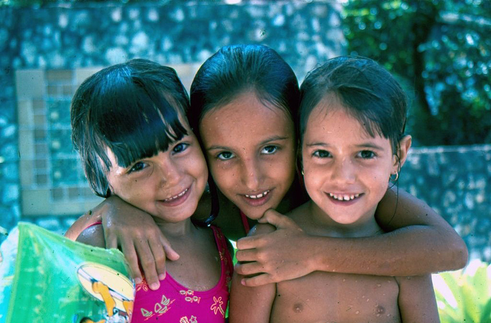 Aos 4 anos, com a irmã Tami e uma amiga na piscina