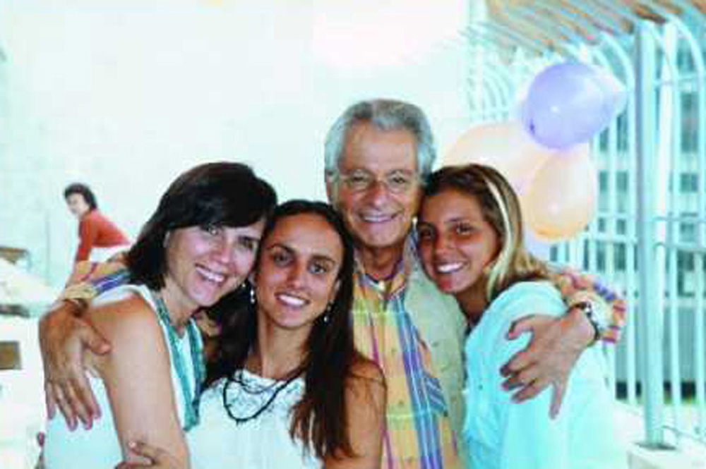 Com os pais e a irmã em 2006