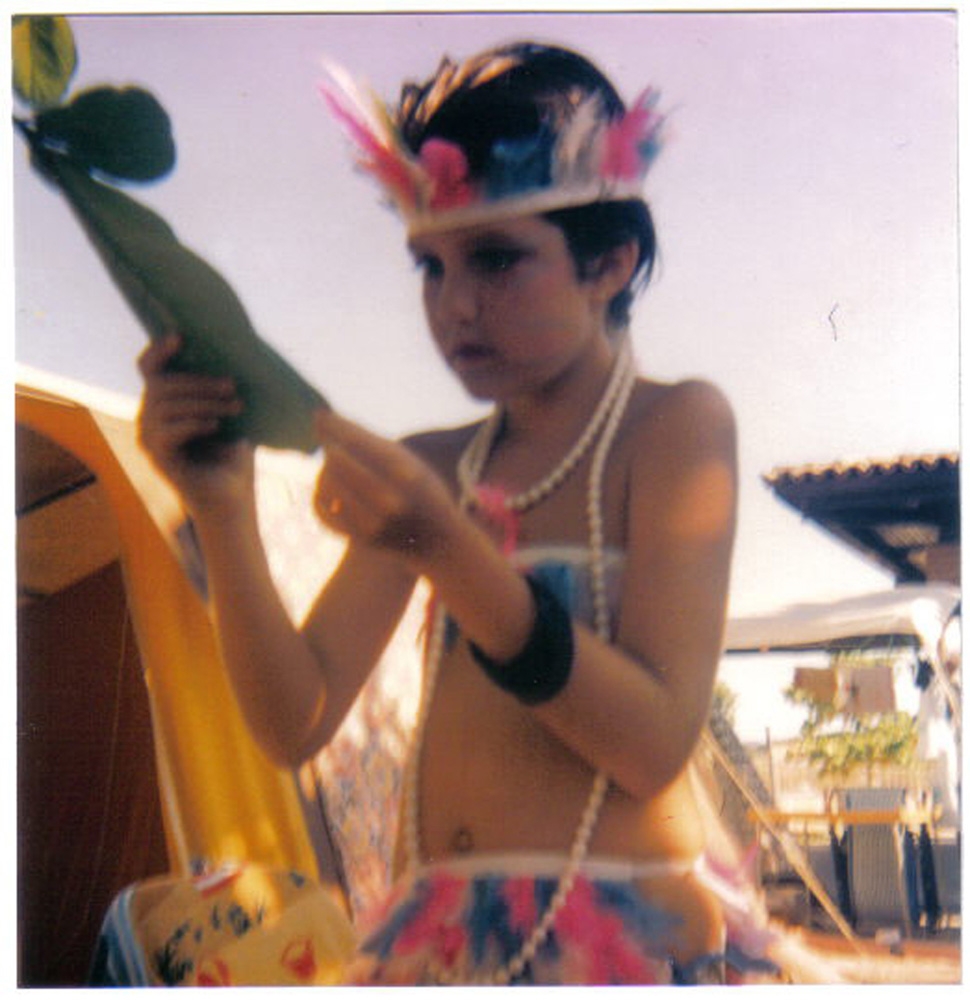 “Esta foto foi de um Carnaval que eu passei em Jurerê, em Santa Catarina. Costumava passar as férias lá e a minha mãe fazia surpresa sobre qual fantasia eu usaria. Naquele ano  foi de índia e eu amei.  Azul e rosa eram as minhas cores favoritas!” Larissa Maciel, 36 anos, atriz