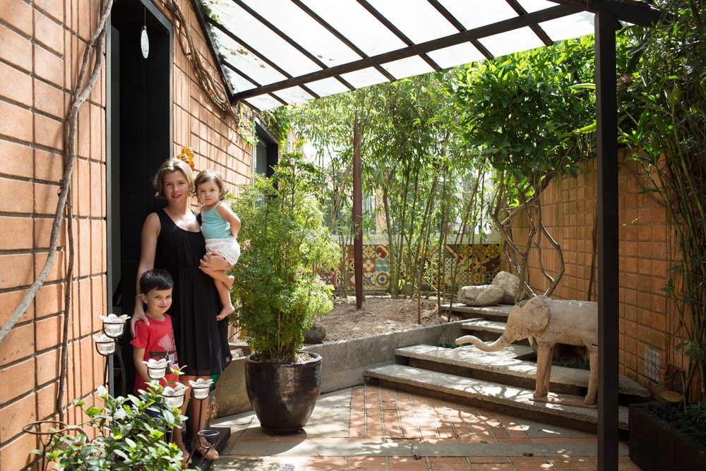 Boas-vindas: Na entrada da casa, Florence e os dois filhos, Emmanuel e Victoria. Em meio aos bambus, uma escultura de bronze de Arthur Lescher. O elefante de madeira dá graça à decoração