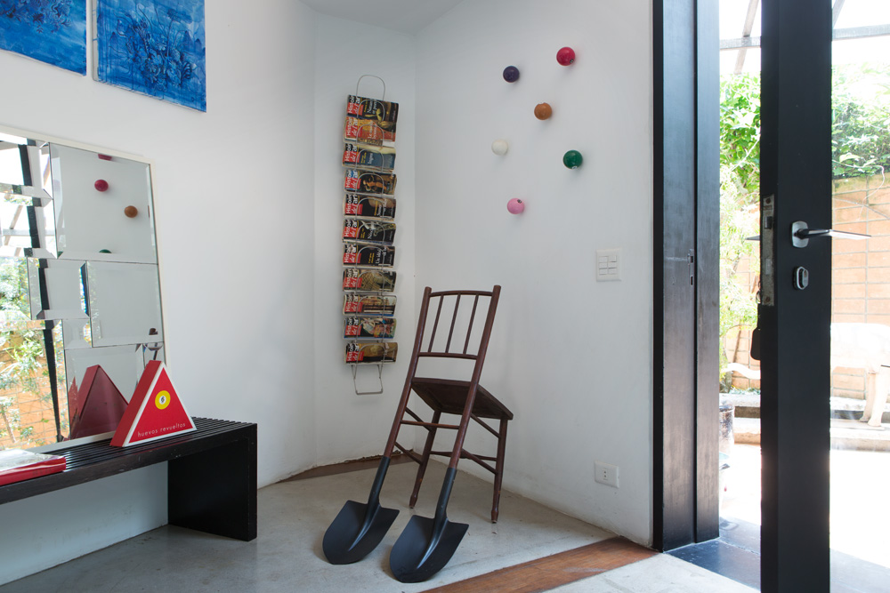 Especial: A cadeira de Nino Cais com pés de pá participou da última edição da Bienal de Arte de São Paulo. Na parede, decorativo da loja ,Ovo