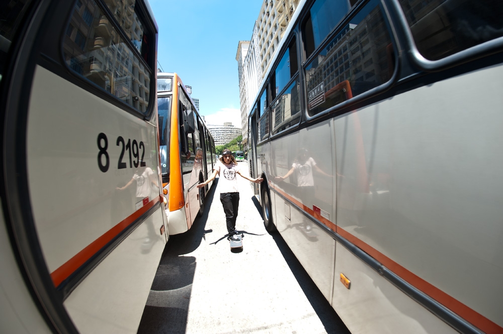 No rolê pelo centro da cidade, desvia dos ônibus e faz um bluntslide na praça da Sé