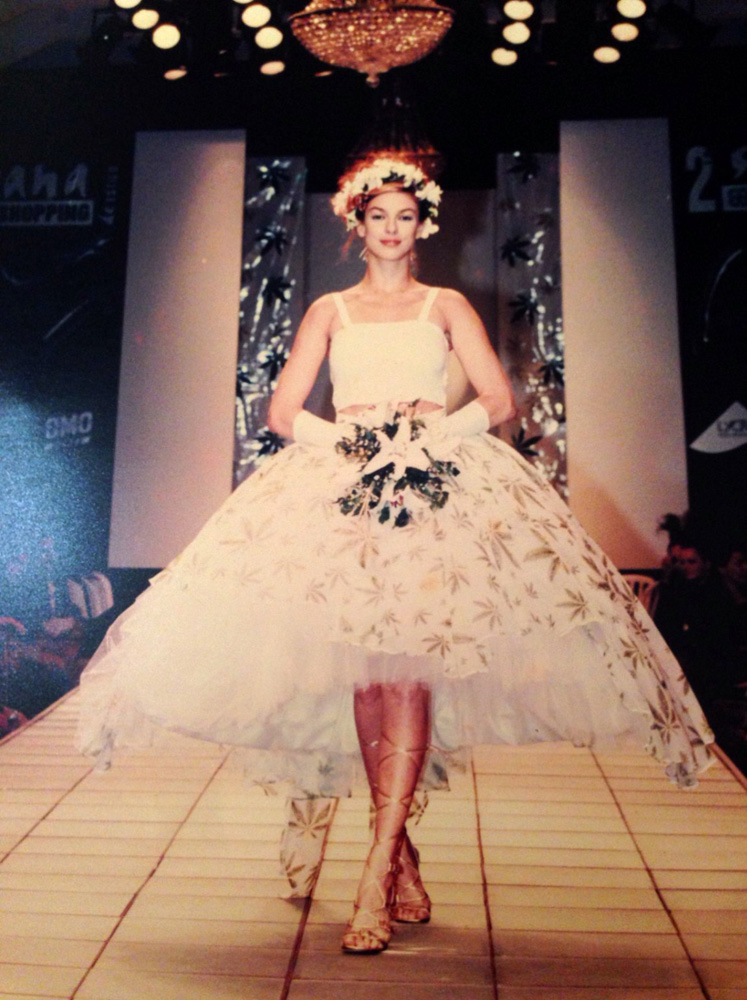 Desfilando de vestido de hemp orgânico para Yamê Reis em 1996