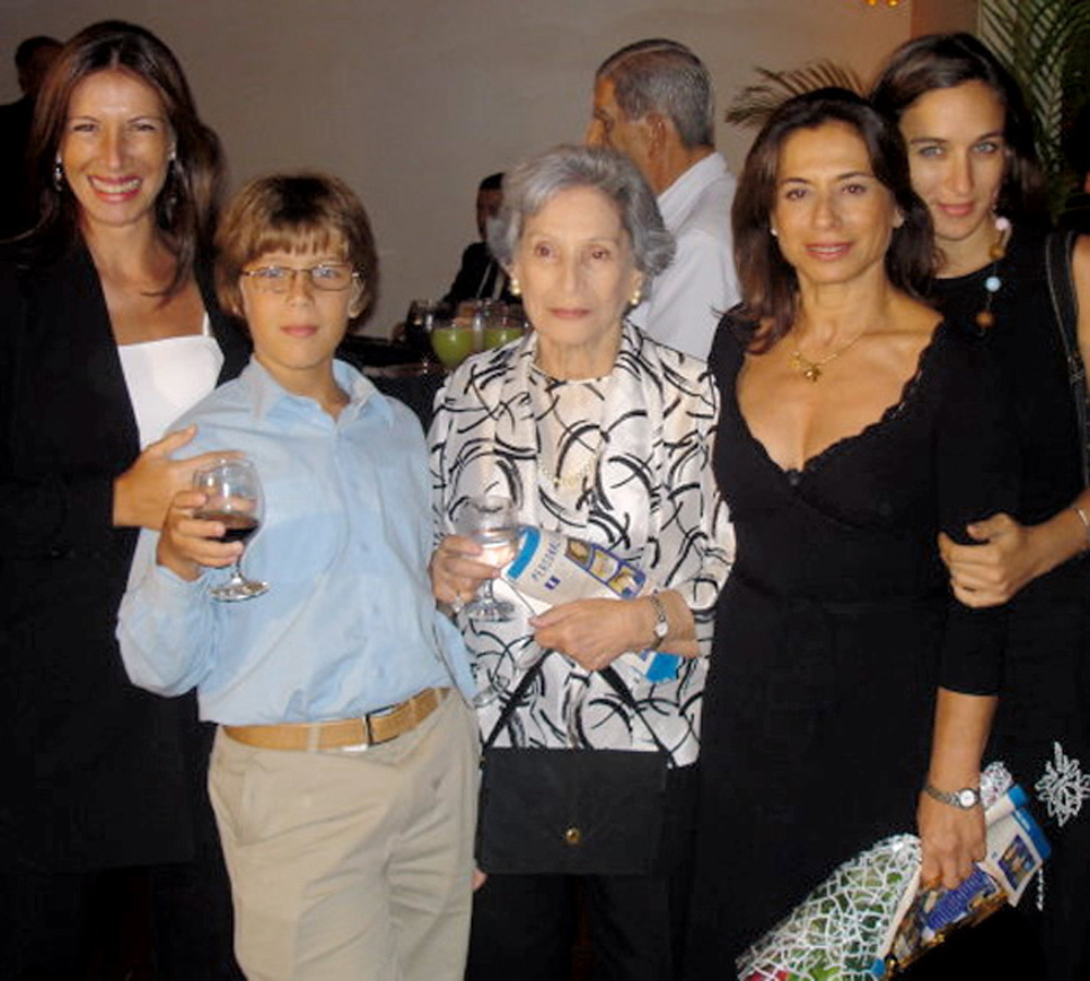 Com a mãe, Lúcia, e as filhas, Andrea e Isabel