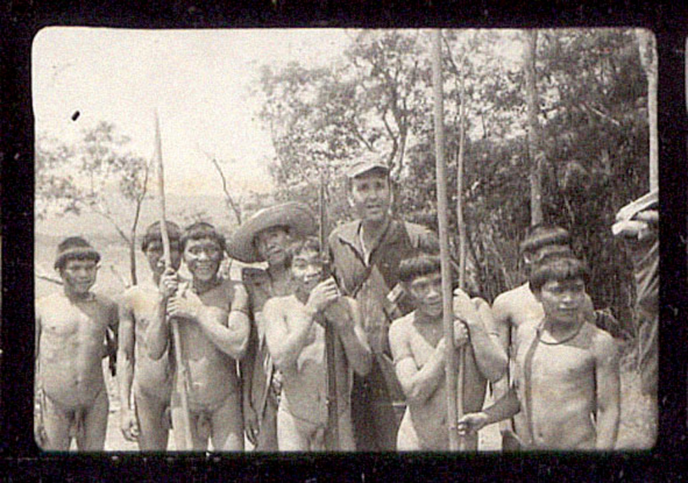 O pai de Adriana, Francisco, com  índios Ianomami na Amazônia, em 1964