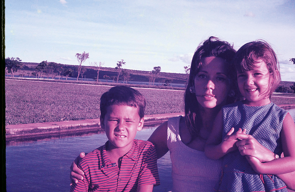 Ela e o único irmão, Luiz Claudio, e a mãe, Elsa, nos anos 60 em Brasília “Mesmo sem ter consciência, a gente vive numa multiplicidade racial muito grande”