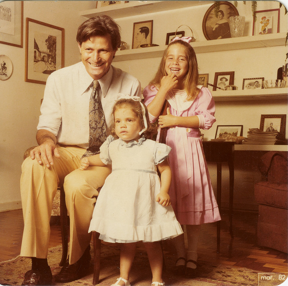 Na infância, nos anos 80, entre o pai, Ronaldo, e a irmã, Joana