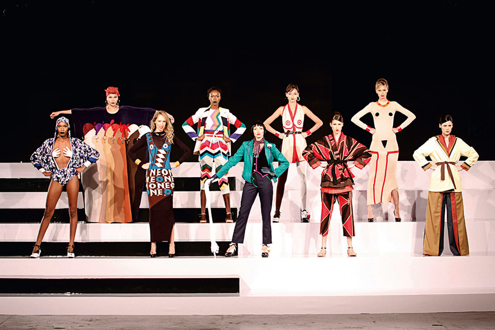 Modelos apresentam a coleção surrealismo, no São Paulo Fashion Week Inverno 2011
