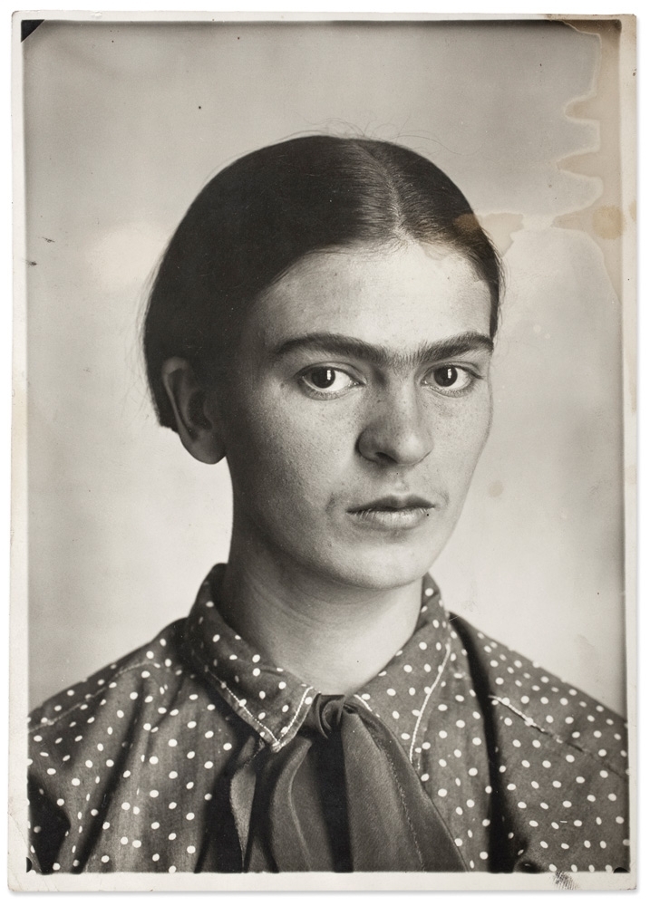 Frida Kahlo fotografada pelo pai, Guillermo, em 1926