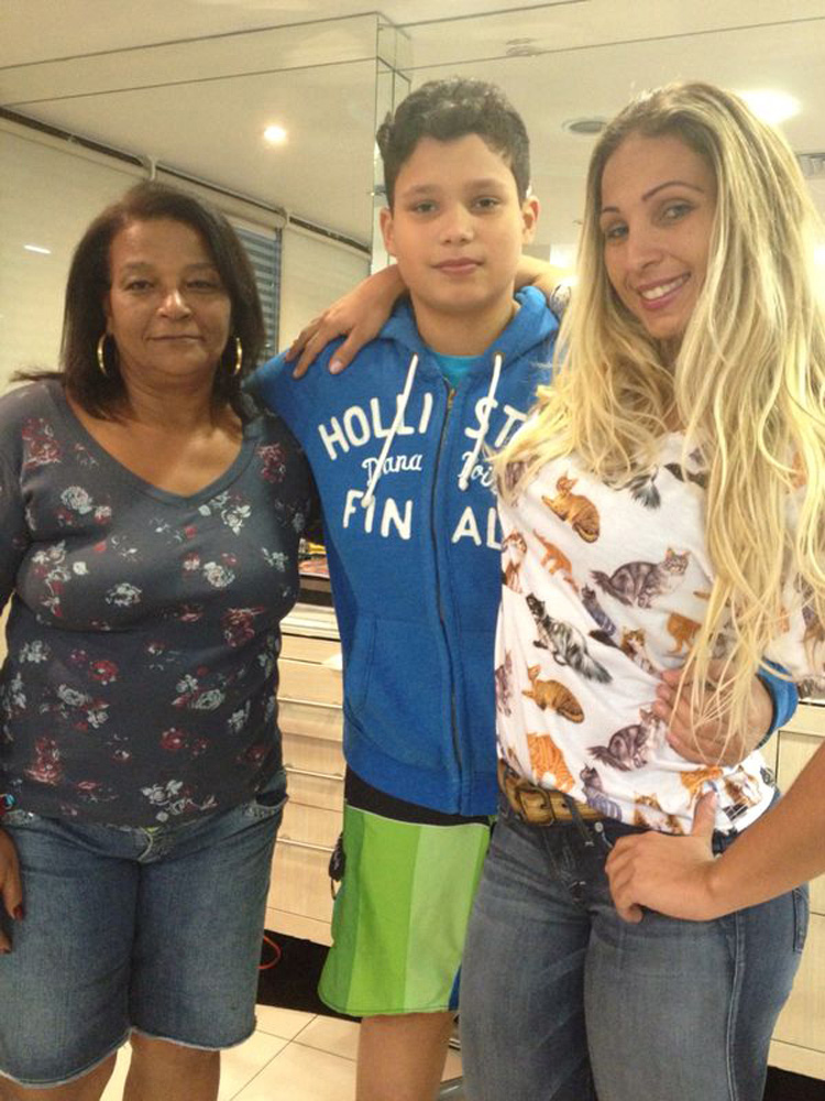 Com o filho, Pablo, e a mãe, Regina